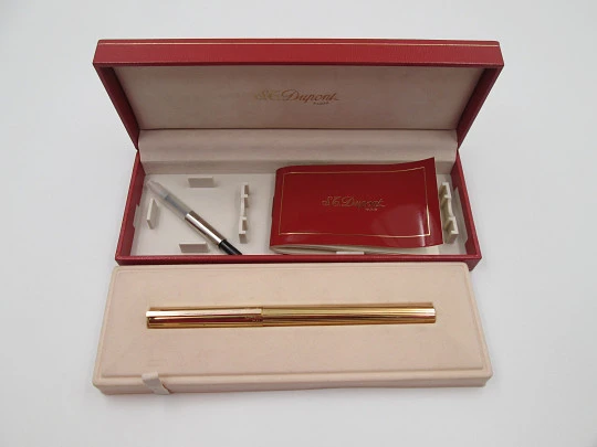 Estilográfica S.T. Dupont París Classique. Metal chapado oro. Estuche. Plumín 18k. Francia