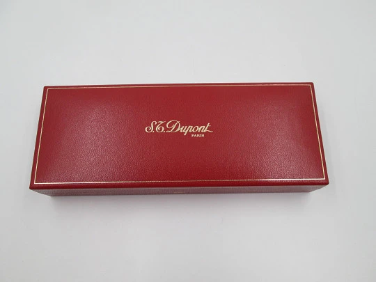 Estilográfica S.T. Dupont París Classique. Metal chapado oro. Estuche. Plumín 18k. Francia