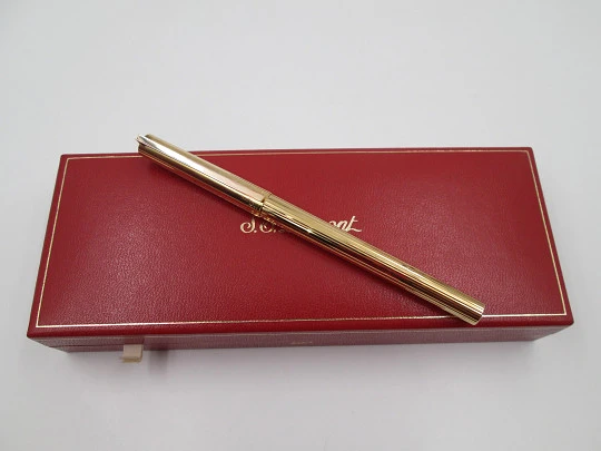 Estilográfica S.T. Dupont París Classique. Metal chapado oro. Estuche. Plumín 18k. Francia