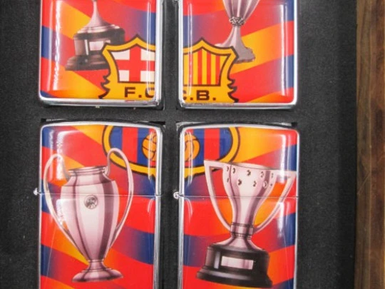 Estuche 4 Zippo FC Barcelona. Copas. Latón y esmalte color. 1995