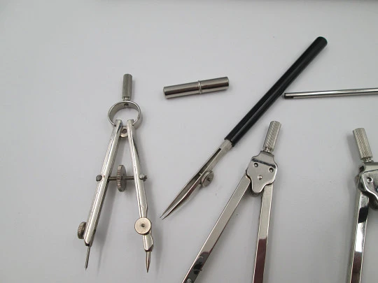 Estuche con instrumentos de dibujo técnico Anker. Metal plateado. Alemania. 1950