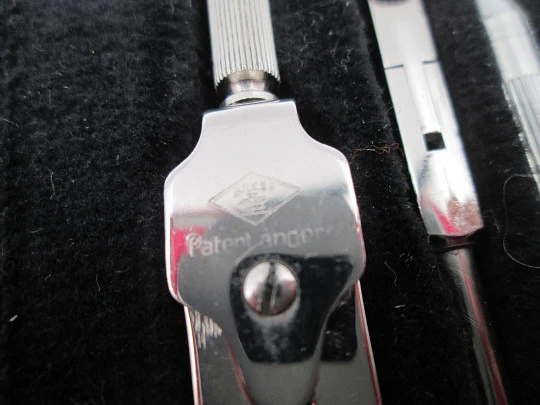 Estuche con instrumentos de dibujo técnico Anker. Metal plateado. Alemania. 1950