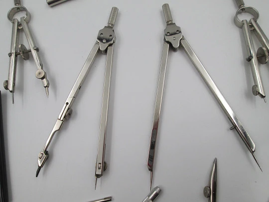 Estuche con instrumentos de dibujo técnico Anker. Metal plateado. Alemania. 1950