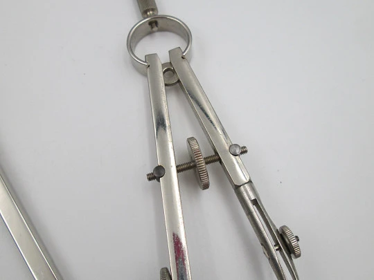 Estuche con instrumentos de dibujo técnico Anker. Metal plateado. Alemania. 1950