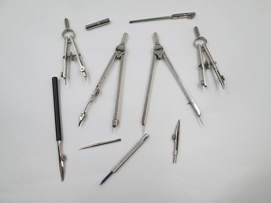 Estuche con instrumentos de dibujo técnico Anker. Metal plateado. Alemania. 1950