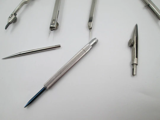 Estuche con instrumentos de dibujo técnico Anker. Metal plateado. Alemania. 1950