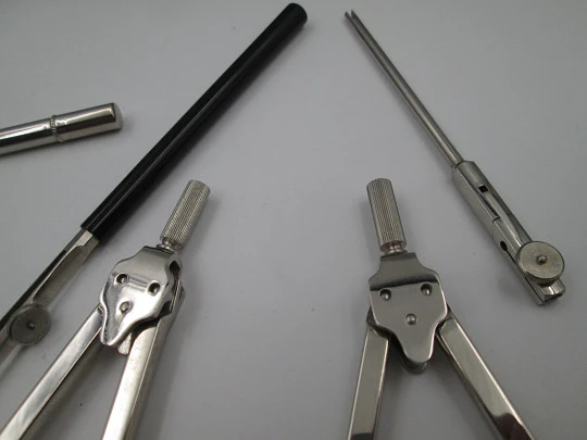 Estuche con instrumentos de dibujo técnico Anker. Metal plateado. Alemania. 1950