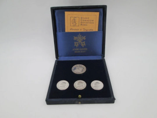 Estuche cuatro monedas religiosas Año Santo 1975. Busto Papa Pablo VI. Plata de ley. Italia