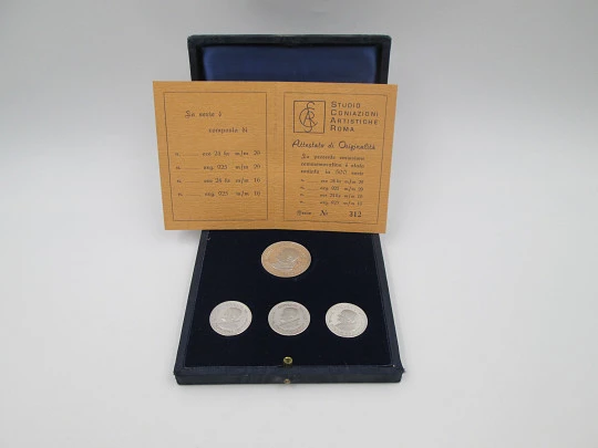 Estuche cuatro monedas religiosas Año Santo 1975. Busto Papa Pablo VI. Plata de ley. Italia