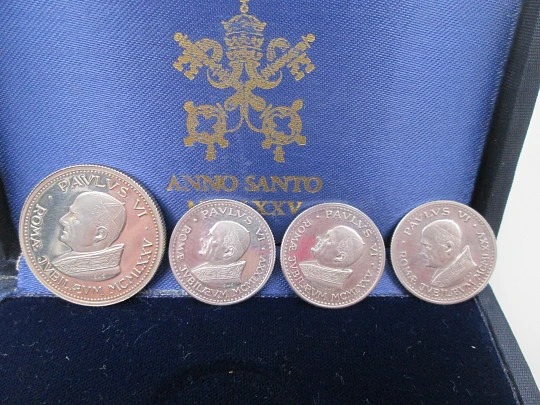 Estuche cuatro monedas religiosas Año Santo 1975. Busto Papa Pablo VI. Plata de ley. Italia