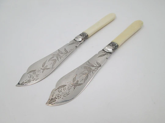 Estuche cubiertos de viaje. Juego cuchillos de untar ornamentados. Alpaca y marfil. 1900