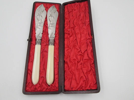 Estuche cubiertos de viaje. Juego cuchillos de untar ornamentados. Alpaca y marfil. 1900