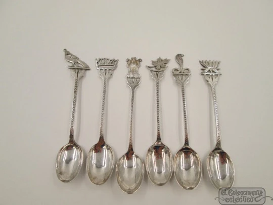 Estuche de seis cucharas para té o café. Plata ley. Figuras animales