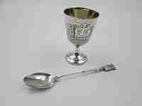Estuche juego huevera copa y cuchara. Metal plateado y dorado. Francia. 1940