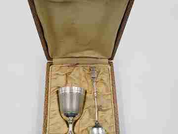 Estuche juego huevera copa y cuchara. Metal plateado y dorado. Francia. 1940