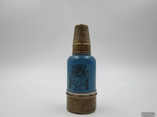 Estuche miniatura costura y maquillaje. Forma botella. 1950