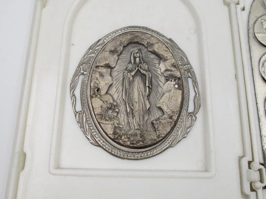 Estuche religioso de viaje. El Calvario de Cristo y María Inmaculada. Metal plateado. 1950