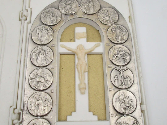 Estuche religioso de viaje. El Calvario de Cristo y María Inmaculada. Metal plateado. 1950