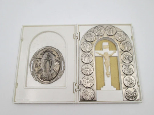 Estuche religioso de viaje. El Calvario de Cristo y María Inmaculada. Metal plateado. 1950