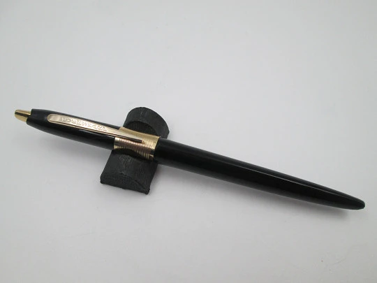 Eversharp ball point pen. Black plastic and gold plated. Push button system. 1950's. USA
