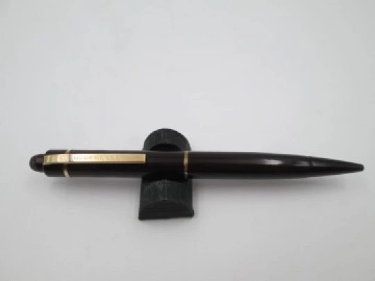 Eversharp Skyline mechanical pencil. Garnet resin & gold plated. 1940's. USA