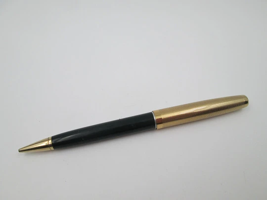 Eversharp. Green plastic body and gold plated cap. Push mechanism. 1950's. USA