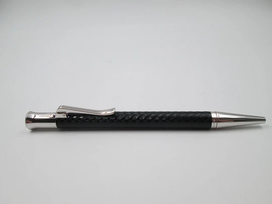 Faber-Castell Chevron. Resina negra con guilloché y metal rodiado. Giratorio. 2010