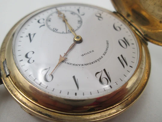 Favor hunter-case pocket watch. Gold plated metal. Stem-wind. Porcelain dial. 1920's