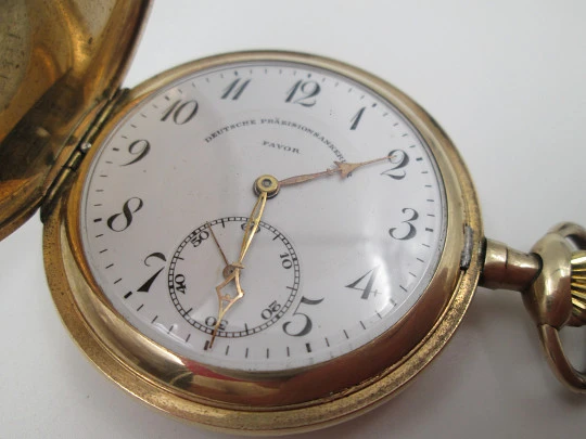 Favor hunter-case pocket watch. Gold plated metal. Stem-wind. Porcelain dial. 1920's