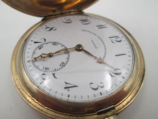 Favor hunter-case pocket watch. Gold plated metal. Stem-wind. Porcelain dial. 1920's