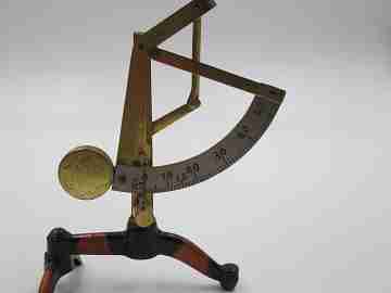 Fertig self adjusting letter scale. Philipp Jakob Maul. Box. 1900's. Brass & cast iron