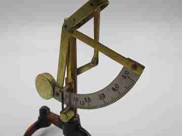 Fertig self adjusting letter scale. Philipp Jakob Maul. Box. 1900's. Brass & cast iron