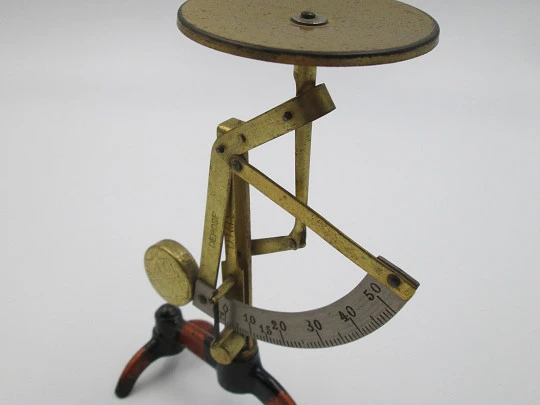 Fertig self adjusting letter scale. Philipp Jakob Maul. Box. 1900's. Brass & cast iron