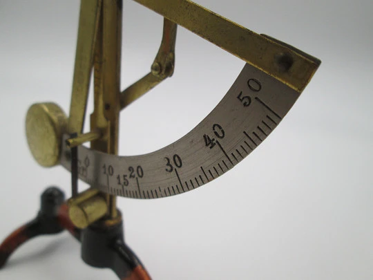 Fertig self adjusting letter scale. Philipp Jakob Maul. Box. 1900's. Brass & cast iron