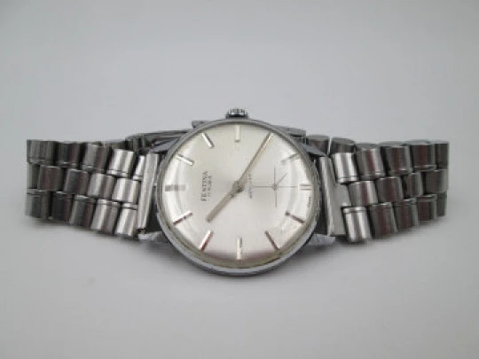 Festina. Acero y metal cromado. Cuerda manual. Segundero. Brazalete. 1950. Suiza