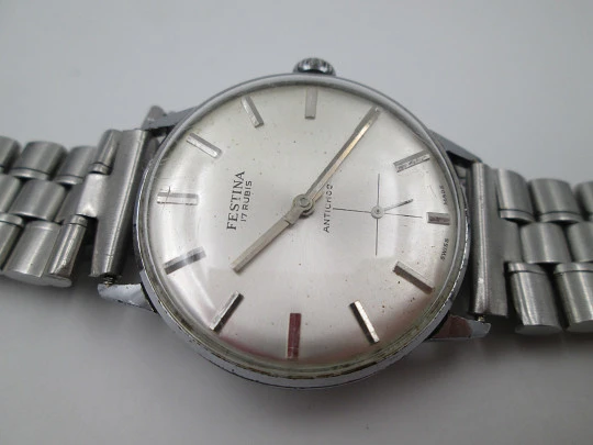 Festina. Acero y metal cromado. Cuerda manual. Segundero. Brazalete. 1950. Suiza