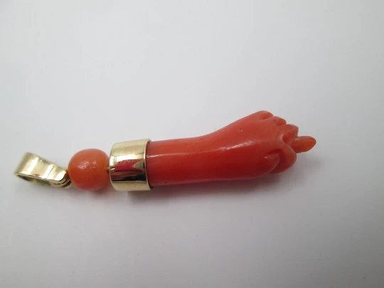 Figa / higa big pendant. Red hand. 18k gold & coral. Amulet. Spain. 1940's