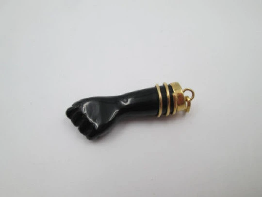 Figa / higa big unisex amulet pendant. 18 karat yellow gold and jet. Spiral. 1970's. Spain