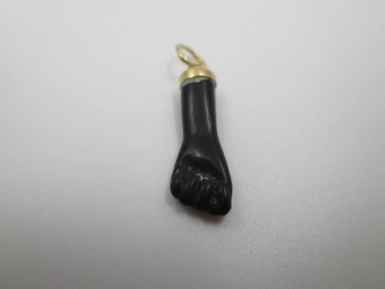 Figa / higa / black hand pendant. 18 karat yellow gold and jet. Amulet. Spain. 1980's