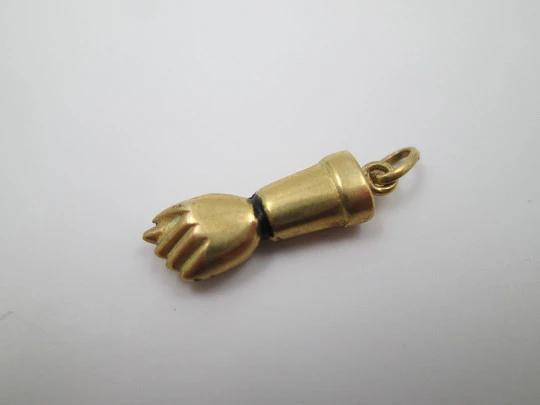 Figa / higa hand pendant. 18 karat yellow gold & black enamel. 1950's. Spain