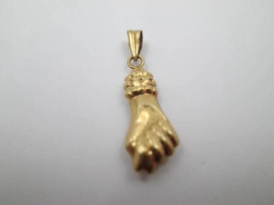 Figa / higa hand pendant. 18 karat yellow gold. Geometric ornaments. 1950's