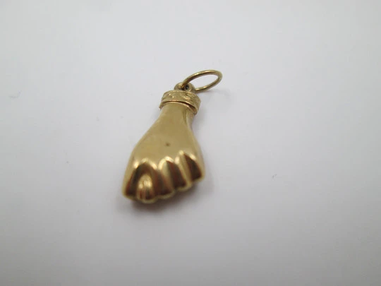 Figa / higa hand pendant. 18 karat yellow gold. Geometric ornaments. 1950's. Ring