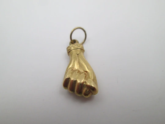 Figa / higa hand pendant. 18 karat yellow gold. Geometric ornaments. 1950's. Ring