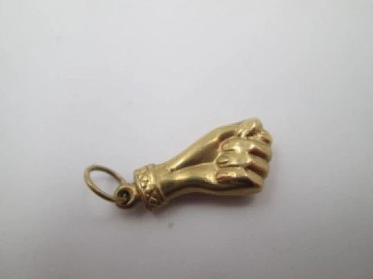 Figa / higa hand pendant. 18 karat yellow gold. Geometric ornaments. 1950's. Ring