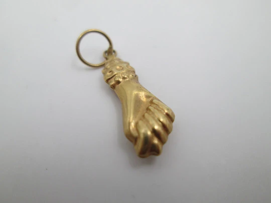 Figa / higa hand pendant. 18 karat yellow gold. Geometric ornaments. 1950's. Spain