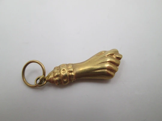 Figa / higa hand pendant. 18 karat yellow gold. Geometric ornaments. 1950's. Spain