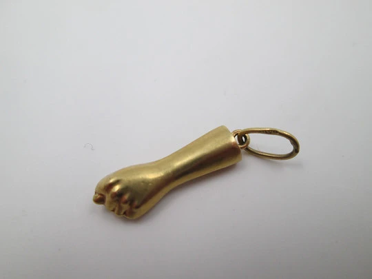 Figa / higa hand pendant. 18 karat yellow gold. Regional jewelry. 1950's. Spain