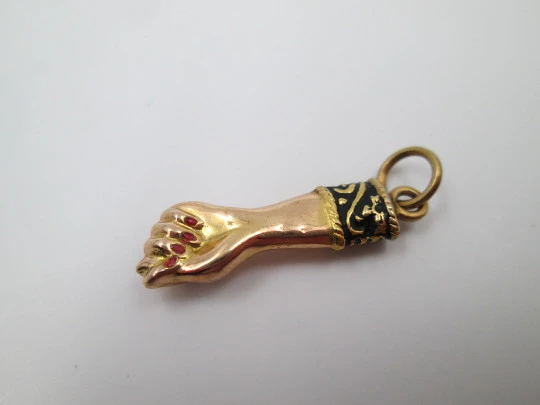 Figa / higa hand pendant. 18k yellow gold. Geometric motifs. Enamel nails. 1950's