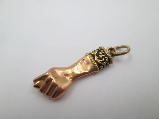 Figa / higa hand pendant. 18k yellow gold. Geometric motifs. Enamel nails. 1950's