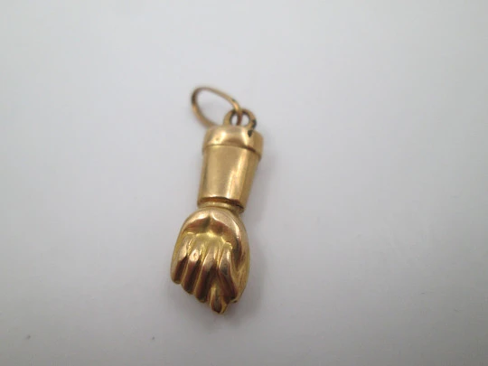 Figa / higa ladie's hand pendant. 18 karat yellow gold. Ring. 1950's. Spain